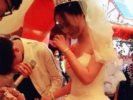 Thanh niên đẹp trai khóc như mưa trong ngày chị gái đi lấy chồng khiến người ta không khỏi xót xa