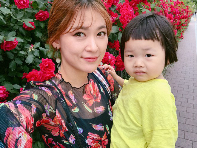 Mẹ của các em bé nổi tiếng MXH Hàn - Nhật: Người xinh như hot girl, người quyết tâm giấu mặt-2