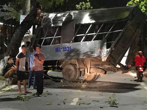 Ô tô tải húc phải cây nghiêng giữa đường suýt lật, thùng xe bẹp rúm