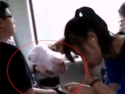 Biến thái giả danh trí thức sàm sỡ phụ nữ trong thang máy-1