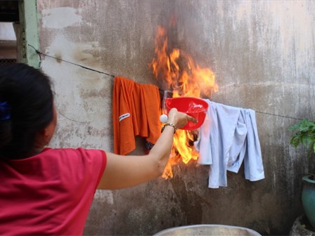 Trực tiếp chứng kiến đồ đạc trong nhà tự bốc cháy như có ma thuật