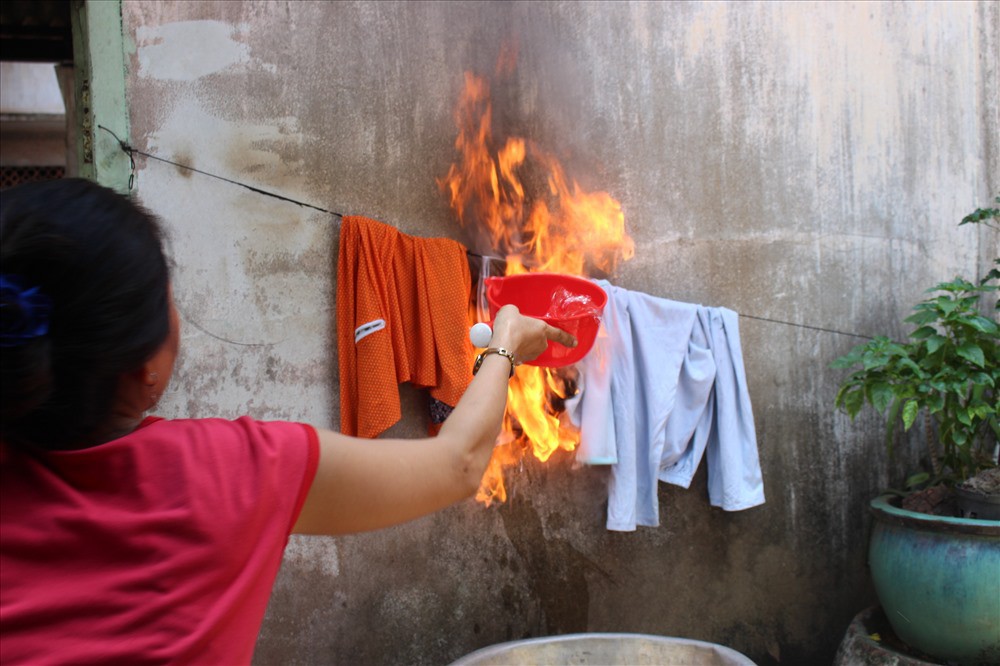 Trực tiếp chứng kiến đồ đạc trong nhà tự bốc cháy như có ma thuật-3