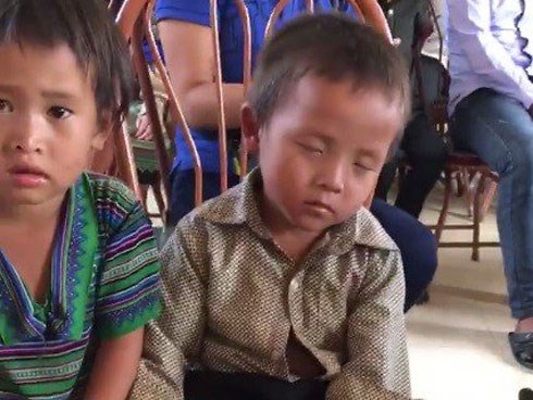 Em bé vùng cao ngủ gật trong buổi nhận quà từ thiện
