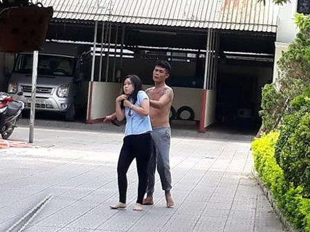 Cô gái kể phút cởi áo thoát khỏi lưỡi dao kẻ xăm trổ