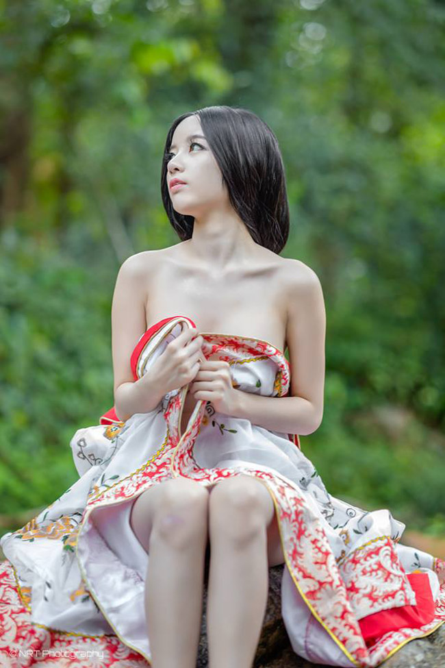 Elly Trần Thái Lan hóa mỹ nữ cổ trang gợi cảm bên suối-1