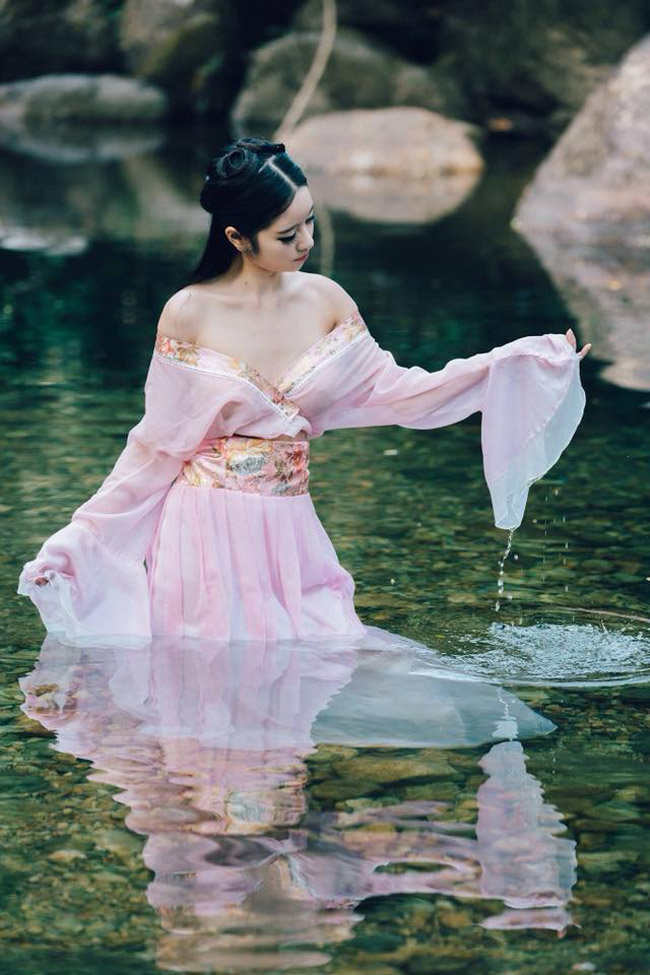 Elly Trần Thái Lan hóa mỹ nữ cổ trang gợi cảm bên suối-7