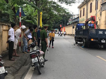 Xe tải chạy lùi tông trúng xe máy khiến 3 người bị thương, thai phụ 8 tháng tử vong sau khi sinh con tại hiện trường