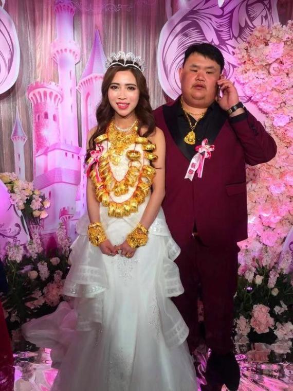 Cô dâu đeo vàng gãy cổ trong đám cưới vẫn mạnh miệng nói: Em chỉ yêu anh, không yêu vàng-2