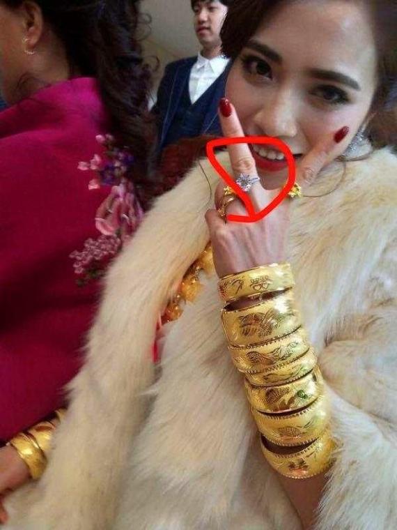 Cô dâu đeo vàng gãy cổ trong đám cưới vẫn mạnh miệng nói: Em chỉ yêu anh, không yêu vàng-3