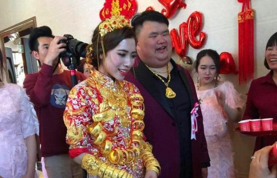 Cô dâu đeo vàng gãy cổ trong đám cưới vẫn mạnh miệng nói: Em chỉ yêu anh, không yêu vàng-1