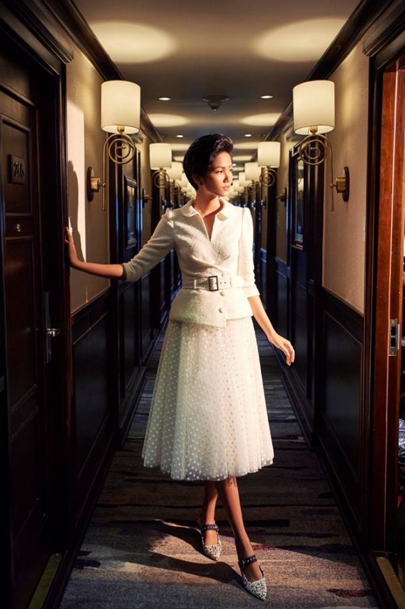 Hoa hậu HHen Niê hóa nàng thơ giữa biển trời Hạ Long-8