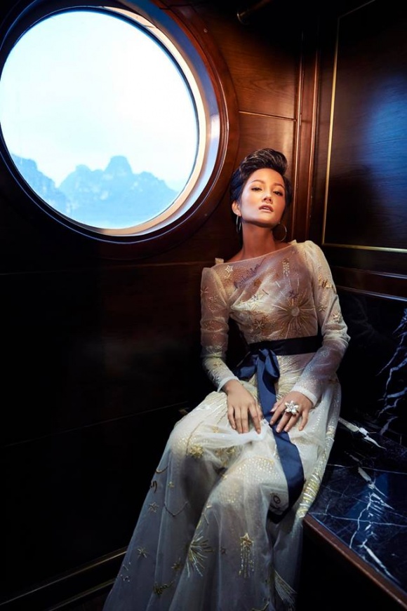 Hoa hậu HHen Niê hóa nàng thơ giữa biển trời Hạ Long-7