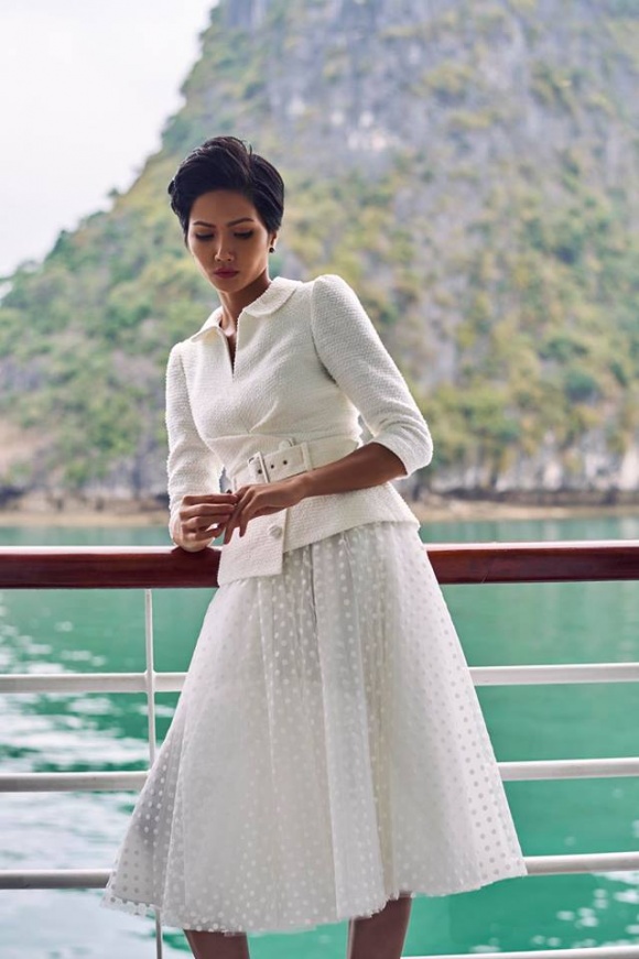 Hoa hậu HHen Niê hóa nàng thơ giữa biển trời Hạ Long-2