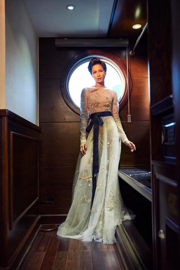 Hoa hậu HHen Niê hóa nàng thơ giữa biển trời Hạ Long-10