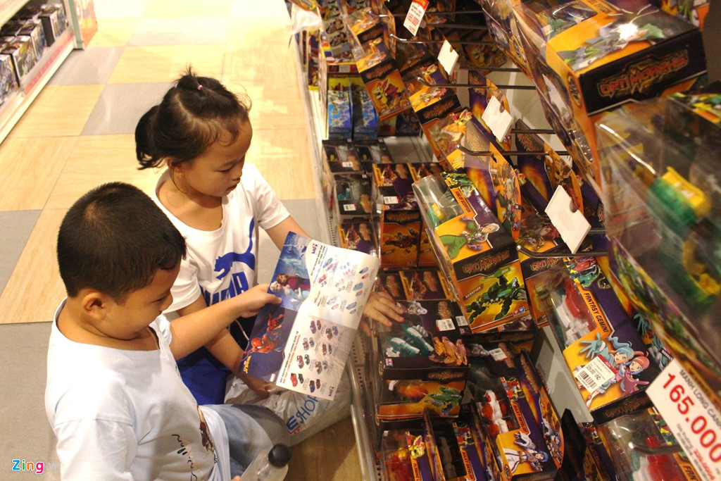 Phụ huynh săn lùng đồ chơi bạc triệu cho trẻ ngày Quốc tế Thiếu nhi-2