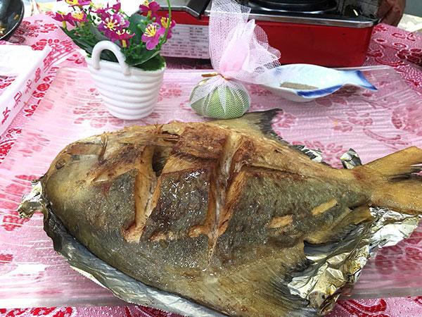 Mâm cỗ cưới đãi toàn hải sản cao cấp, dân mạng tò mò bỏ phong bì bao nhiêu cho xứng-6