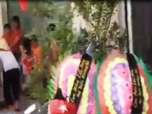 Mang vòng hoa, phát nhạc đám ma trước nhà trưởng công an xã đòi nợ