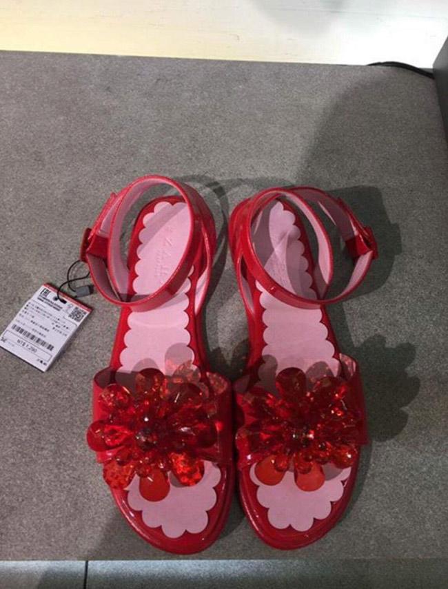 Khó ngờ: Những đôi dép nhựa hàng rong lại có giá cắt cổ ở trời Tây-1