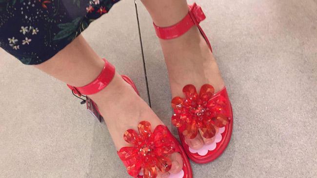 Khó ngờ: Những đôi dép nhựa hàng rong lại có giá cắt cổ ở trời Tây-5