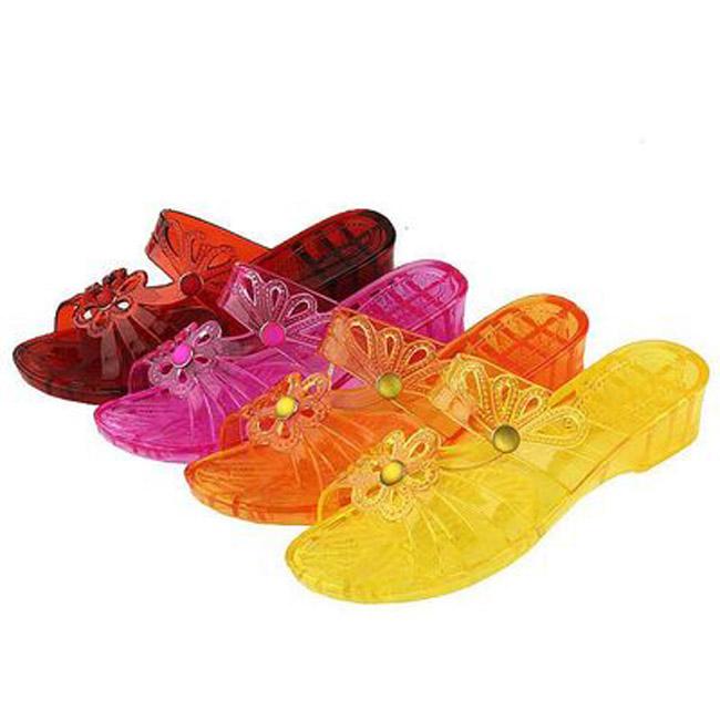 Khó ngờ: Những đôi dép nhựa hàng rong lại có giá cắt cổ ở trời Tây-2