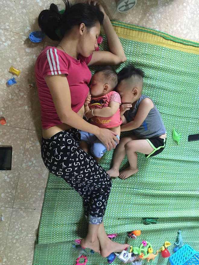 Phía sau bức ảnh mẹ ngủ quên khi cho con nhỏ bú, con lớn rúc vào lưng em là câu chuyện lay động bao trái tim phụ nữ-1