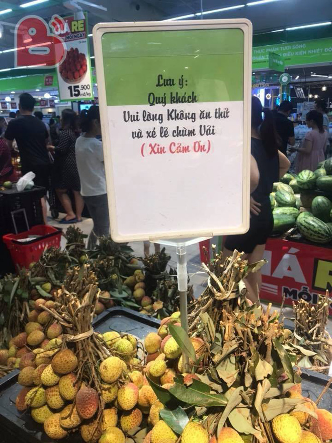 Tấm biển nhắc nhở và quầy vải toàn vỏ ở siêu thị khiến người ta ngao ngán, thở dài-2