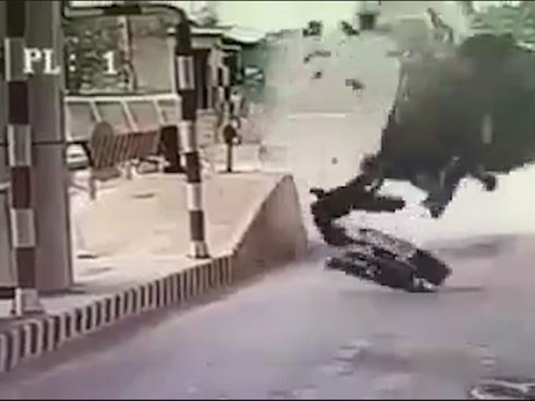 Ôtô lao vào trạm thu rồi lật ngửa, tài xế bất tỉnh