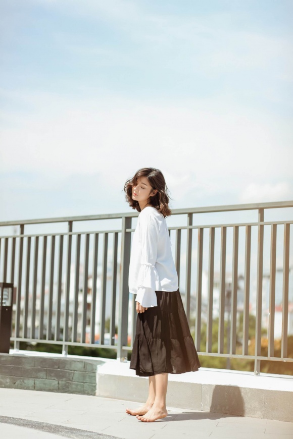 Hoàng Yến Chibi đi chân trần, hóa vũ công đẹp mơ màng giữa nắng hè-1