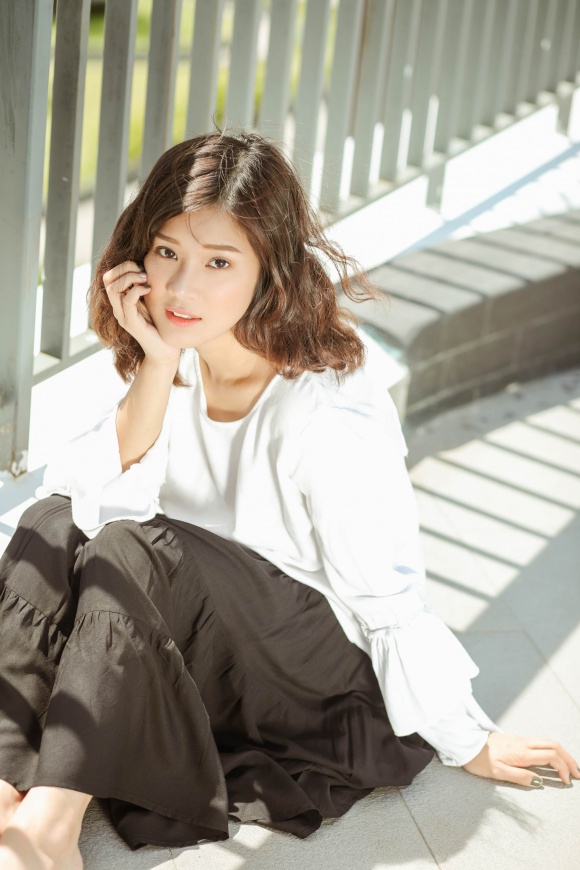 Hoàng Yến Chibi đi chân trần, hóa vũ công đẹp mơ màng giữa nắng hè-3