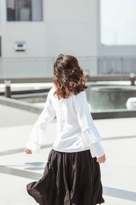 Hoàng Yến Chibi đi chân trần, hóa vũ công đẹp mơ màng giữa nắng hè-5