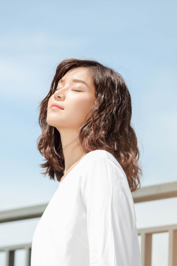 Hoàng Yến Chibi đi chân trần, hóa vũ công đẹp mơ màng giữa nắng hè-8