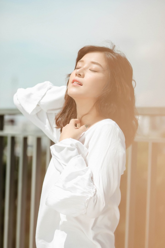 Hoàng Yến Chibi đi chân trần, hóa vũ công đẹp mơ màng giữa nắng hè-10