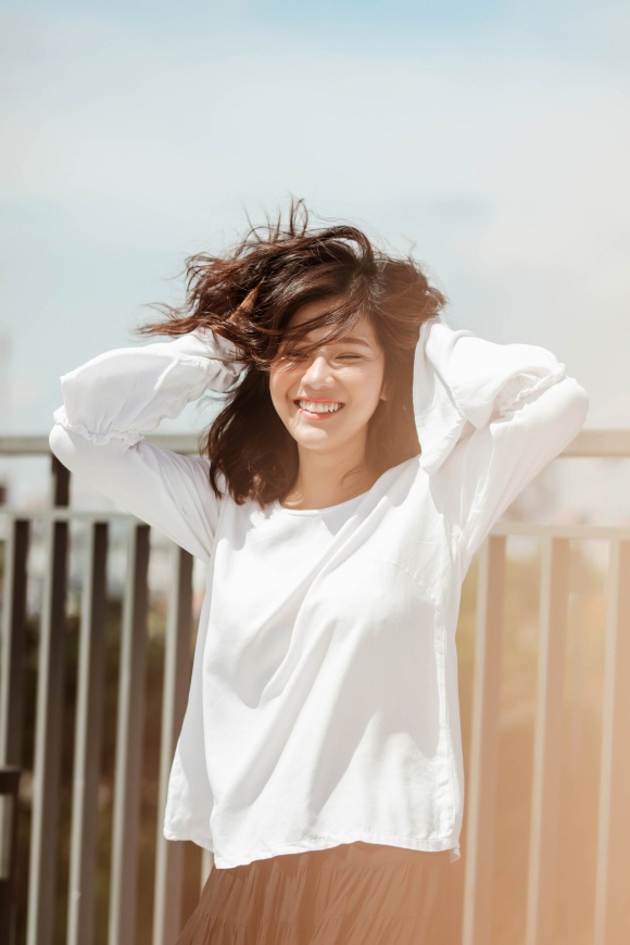 Hoàng Yến Chibi đi chân trần, hóa vũ công đẹp mơ màng giữa nắng hè-12