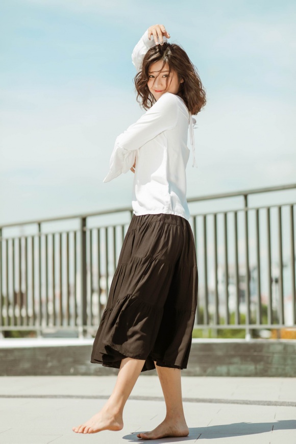 Hoàng Yến Chibi đi chân trần, hóa vũ công đẹp mơ màng giữa nắng hè-16