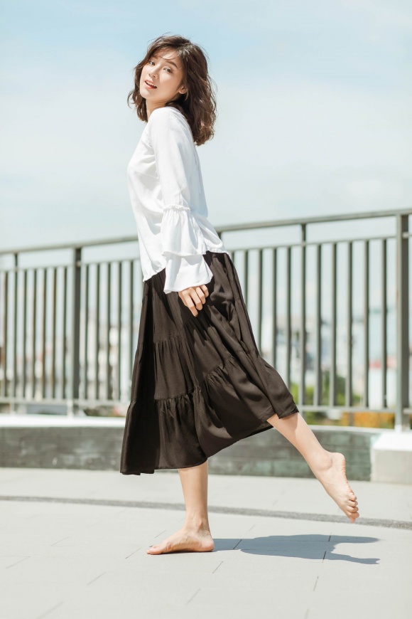 Hoàng Yến Chibi đi chân trần, hóa vũ công đẹp mơ màng giữa nắng hè-17