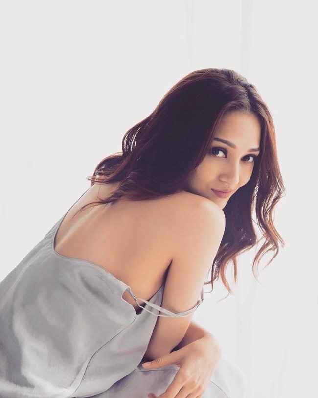 Thót tim ngắm Elly Trần, bạn gái Noo Phước Thịnh diện váy ngủ chưa chạm đã rơi-5