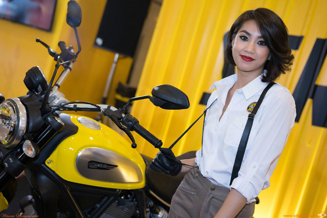 Mê mẩn người đẹp khoe đường cong nóng bỏng bên xế mới-1