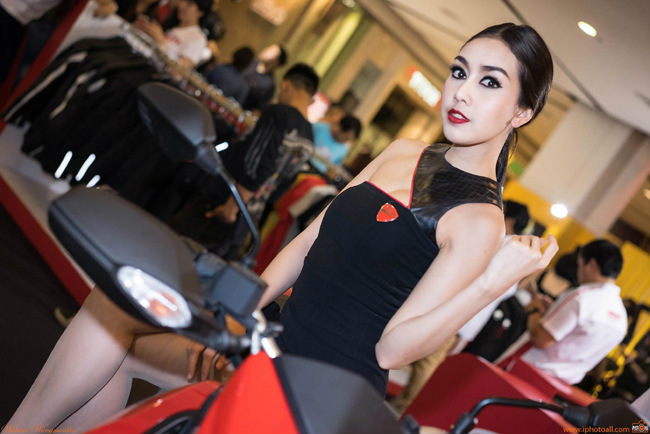 Mê mẩn người đẹp khoe đường cong nóng bỏng bên xế mới-2