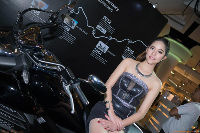 Mê mẩn người đẹp khoe đường cong nóng bỏng bên xế mới-4