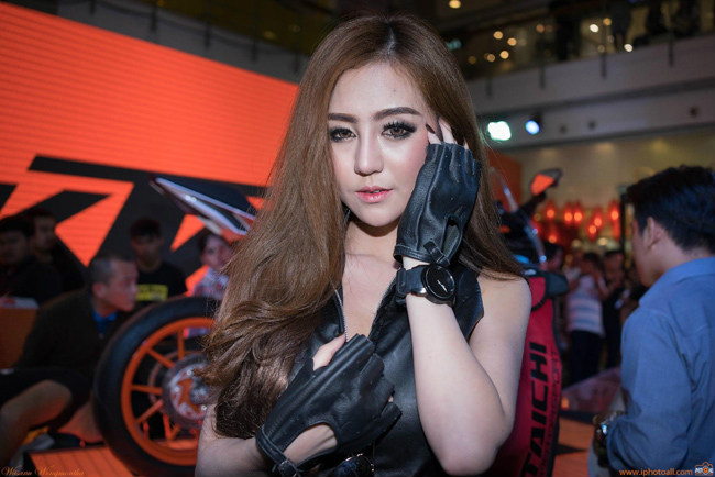 Mê mẩn người đẹp khoe đường cong nóng bỏng bên xế mới-7