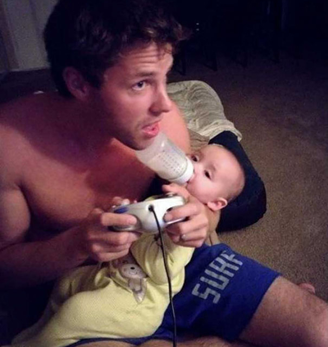 Chớ dại dột để bé ở nhà một mình với các ông bố bá đạo-1