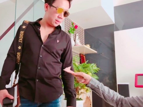 Trấn Thành diện cả cây đồ hiệu nhưng 'không xu dính túi', phải chờ Hari đưa tiền tiêu vặt