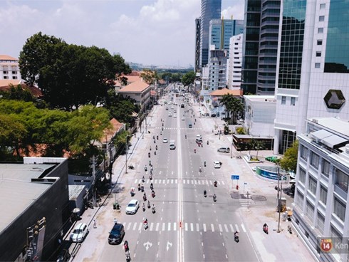 Chùm ảnh: Đường Tôn Đức Thắng trở nên lạ lẫm với người Sài Gòn sau khi hàng cây xanh biến mất hoàn toàn