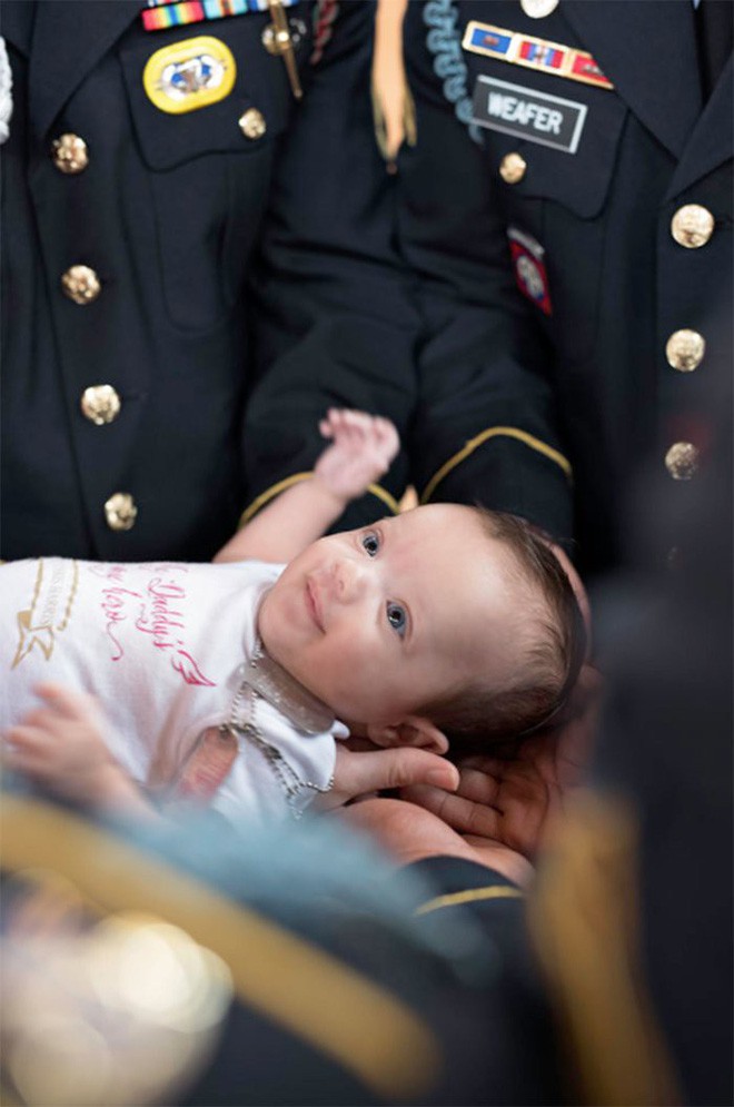 Bức ảnh bé gái được hàng chục người lính nâng đỡ và câu chuyện phía sau khiến mọi người rớt nước mắt-3