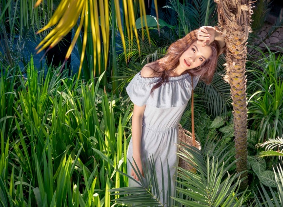 Lần đầu tiên tự làm stylist cho riêng mình, Đông Nhi khiến fans bỡ ngỡ với loạt trang phục đậm chất hè-3