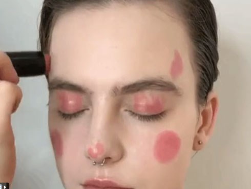 Tưởng là vẽ mặt hề nhưng xem xong clip, các nàng mới nhận ra mình vừa học được chiêu makeup