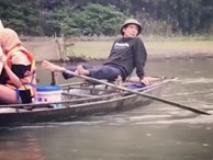 Phong cách lái đò bằng chân siêu ngầu tại Việt Nam gây sốt MXH nước ngoài
