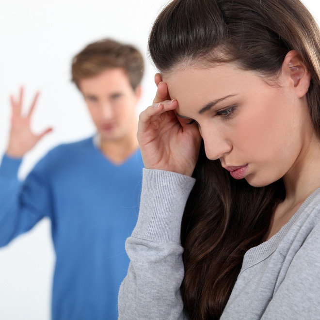 Tôi mặc áo cô dâu chạy theo muốn ôm con nhưng con lại gạt tay tôi ra và không nhận tôi là mẹ-1