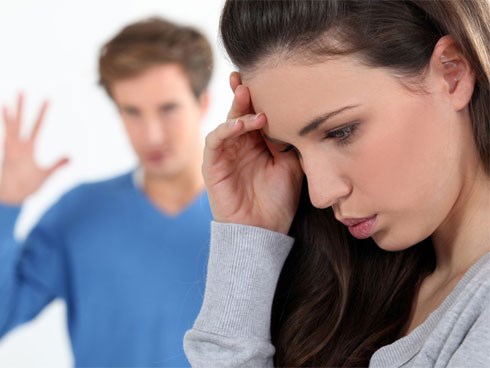 Tôi mặc áo cô dâu chạy theo muốn ôm con nhưng con lại gạt tay tôi ra và không nhận tôi là mẹ