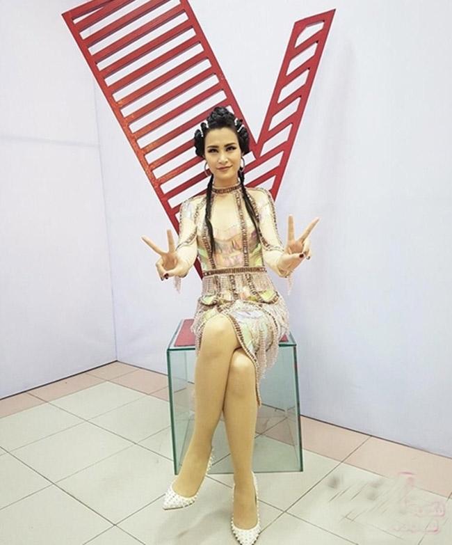 Soi lỗi thường gặp của sao Việt khi đi tất da chân-2